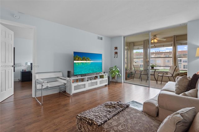 9340 Sunrise Lakes Blvd 209, Sunrise, FL 33322