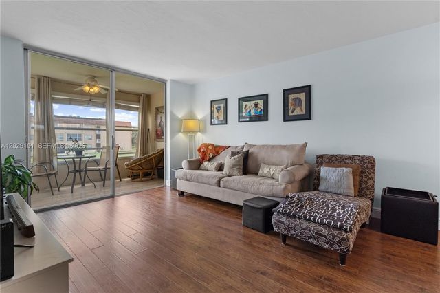 9340 Sunrise Lakes Blvd 209, Sunrise, FL 33322