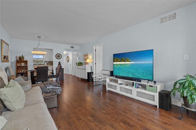 9340 Sunrise Lakes Blvd 209, Sunrise, FL 33322