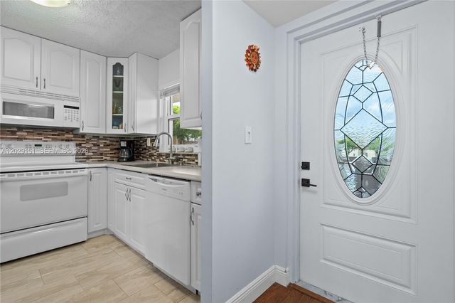 9340 Sunrise Lakes Blvd 209, Sunrise, FL 33322