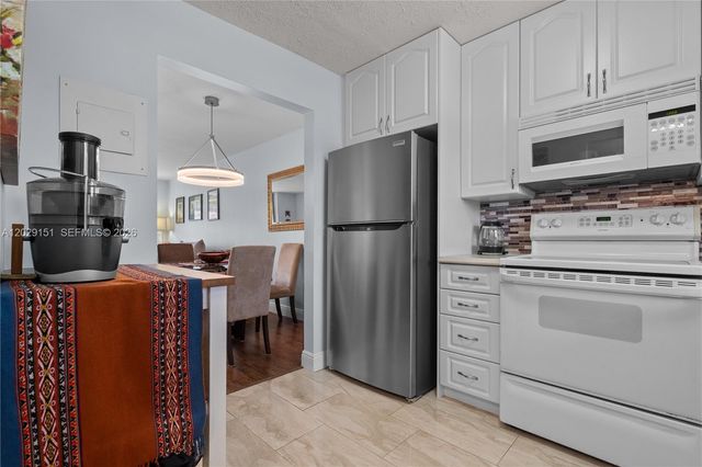 9340 Sunrise Lakes Blvd 209, Sunrise, FL 33322