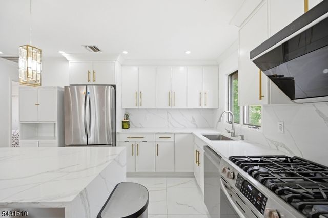 55 17Th Ave, Elmwood Park Boro, NJ 07407
