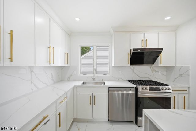 55 17Th Ave, Elmwood Park Boro, NJ 07407
