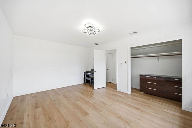 55 17Th Ave, Elmwood Park Boro, NJ 07407