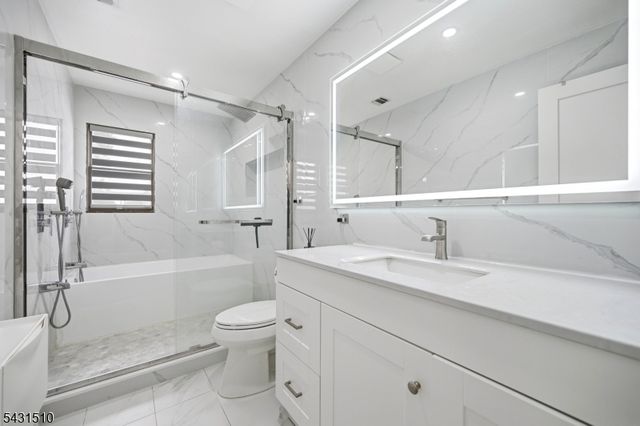 55 17Th Ave, Elmwood Park Boro, NJ 07407