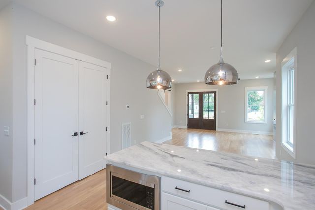 1611 Century St, Nashville, TN 37208