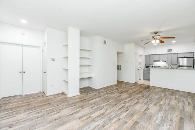2626 Holly Hall Street 307, Houston, TX 77054