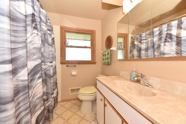 8136 W Clovernook STREET, Milwaukee, WI 53223