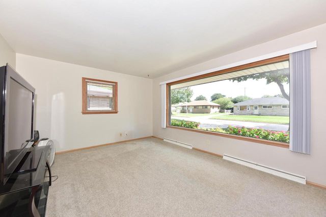 8136 W Clovernook STREET, Milwaukee, WI 53223