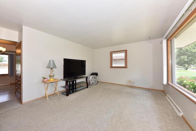 8136 W Clovernook STREET, Milwaukee, WI 53223