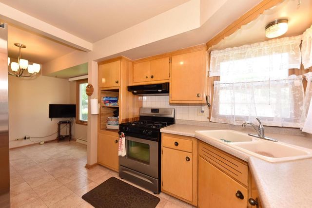 8136 W Clovernook STREET, Milwaukee, WI 53223