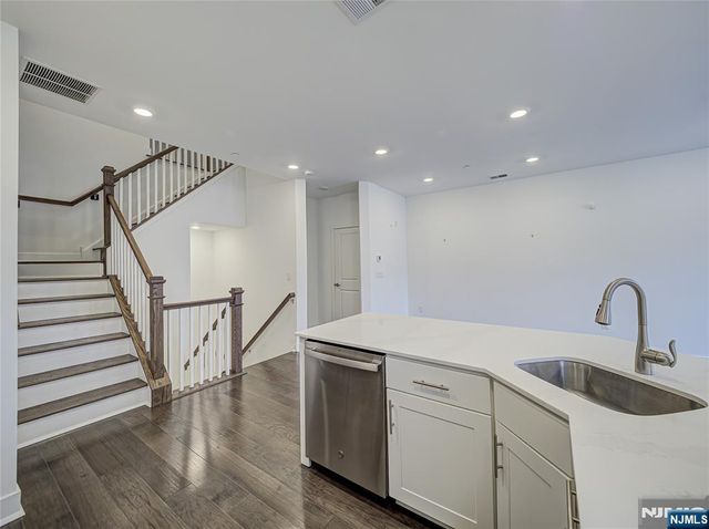 63 Veterans Way 426, Morris Plains Borough, NJ 07950