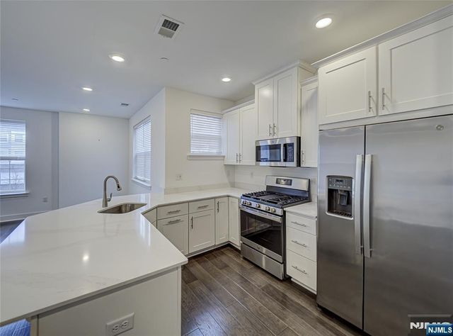 63 Veterans Way 426, Morris Plains Borough, NJ 07950