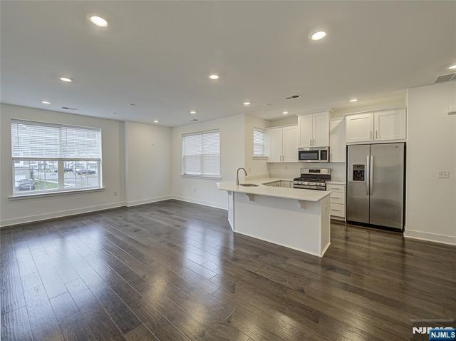 63 Veterans Way 426, Morris Plains Borough, NJ 07950