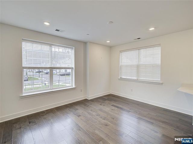 63 Veterans Way 426, Morris Plains Borough, NJ 07950