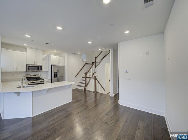 63 Veterans Way 426, Morris Plains Borough, NJ 07950