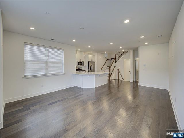 63 Veterans Way 426, Morris Plains Borough, NJ 07950