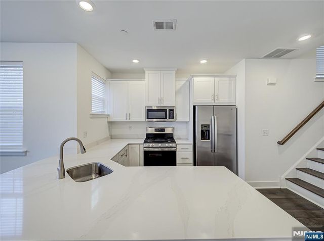 63 Veterans Way 426, Morris Plains Borough, NJ 07950