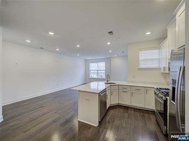 63 Veterans Way 426, Morris Plains Borough, NJ 07950