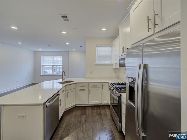 63 Veterans Way 426, Morris Plains Borough, NJ 07950