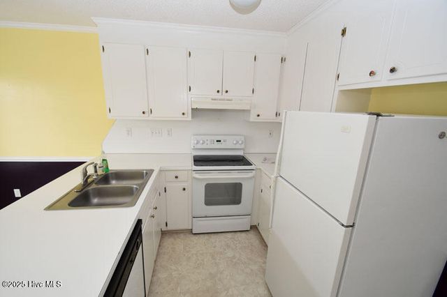 3818 Sterling Pointe Drive J9, Winterville, NC 28590