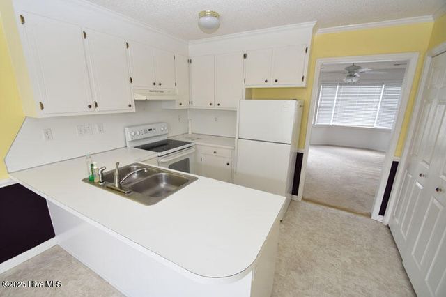 3818 Sterling Pointe Drive J9, Winterville, NC 28590