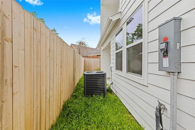 812 Elkhart Street D, Houston, TX 77091
