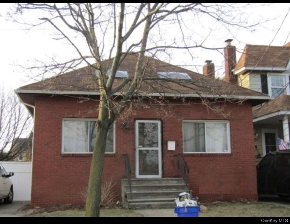 35 W Seaman Avenue, Freeport, NY 11520