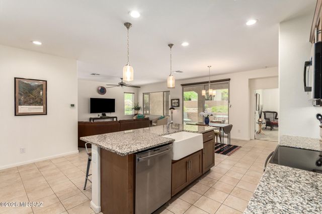 1648 E Horned Lark Drive, Green Valley, AZ 85614