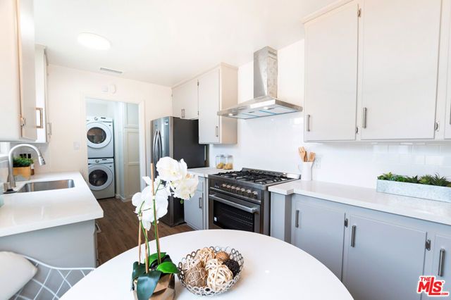 17209 Stagg Street, Van Nuys (los Angeles), CA 91406