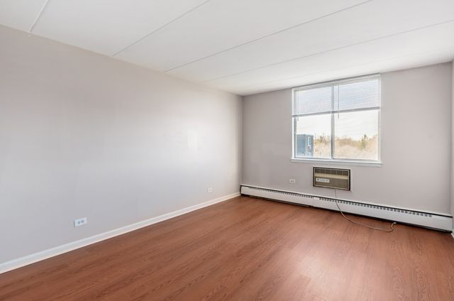 225 S Rohlwing Road 615, Palatine, IL 60067