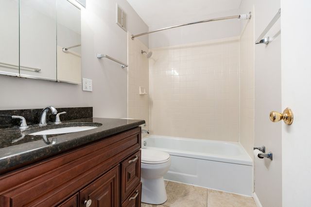 225 S Rohlwing Road 615, Palatine, IL 60067
