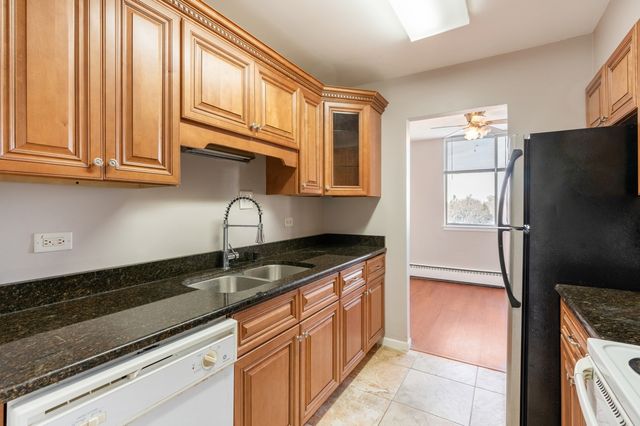 225 S Rohlwing Road 615, Palatine, IL 60067