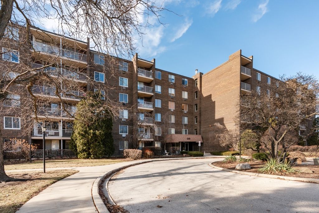 225 S Rohlwing Road 615, Palatine, IL 60067
