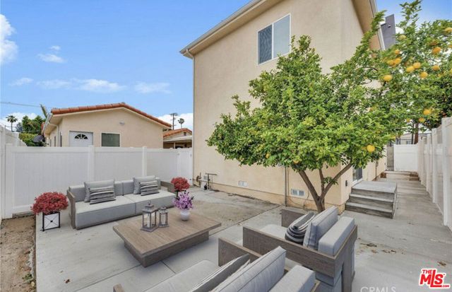 6744 Radford Avenue, Los Angeles, CA 91606