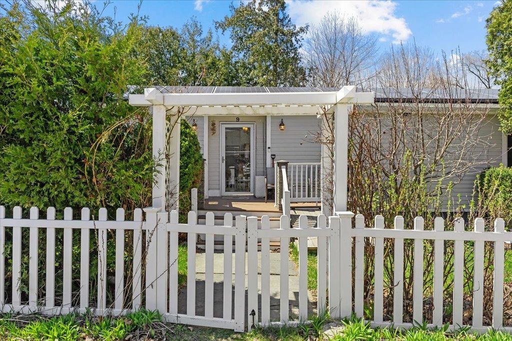 9 Railroad Lane, Shelburne, VT 05482