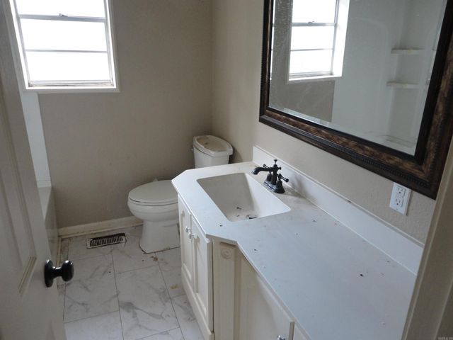 417 NE 4th Street, England, AR 72046