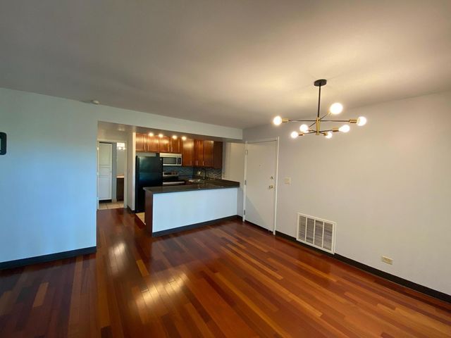 5813 Oakwood Drive D, Lisle, IL 60532
