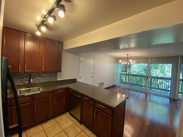 5813 Oakwood Drive D, Lisle, IL 60532