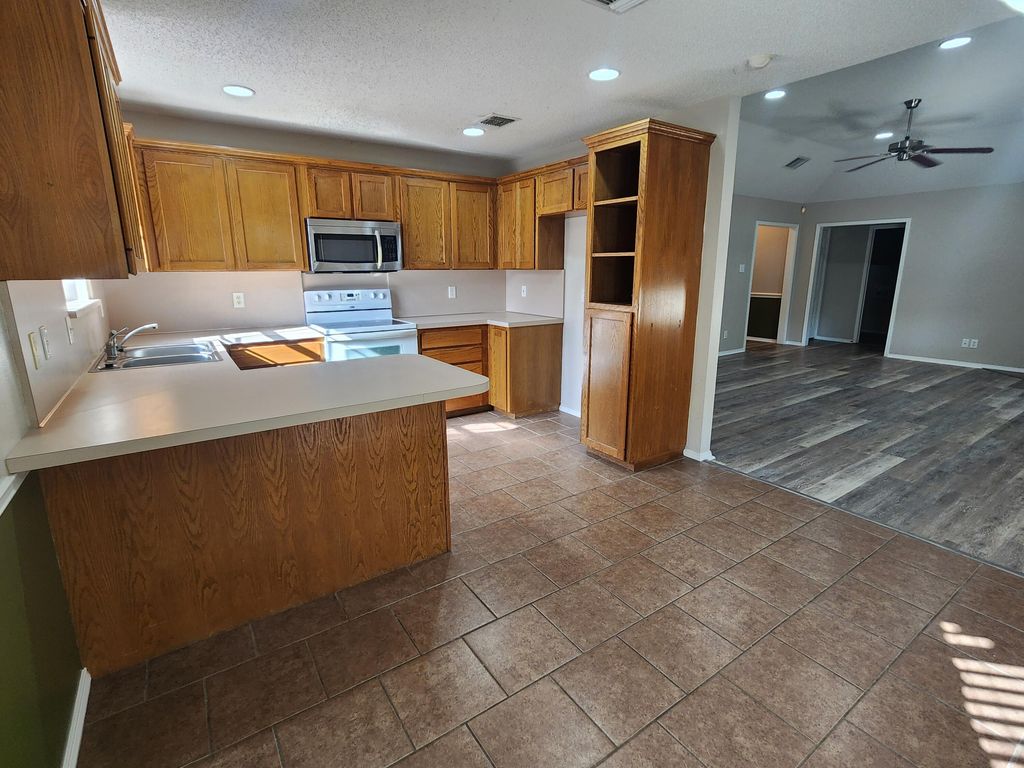 Image 4 of property listing at 3617 Dominion Ridge, San Angelo, TX 76904