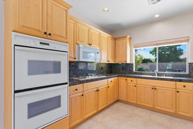 74119 Academy Lane E, Palm Desert, CA 92211