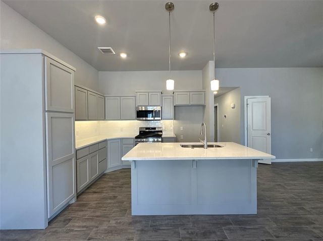 1004 Redwood Creek Drive, Yukon, OK 73099