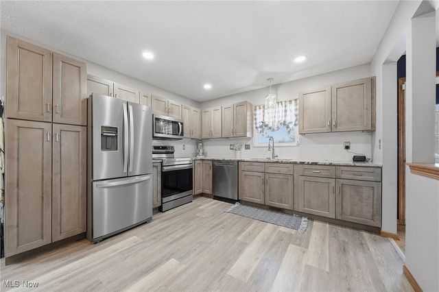 6416 Blossomwood Circle NE, Canton, OH 44721