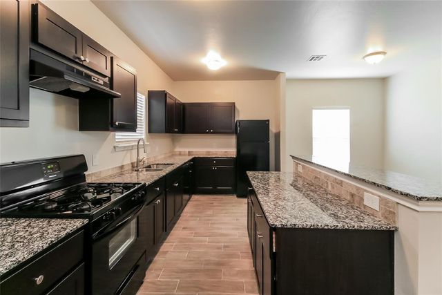 909 N Donald Way, Mustang, OK 73064