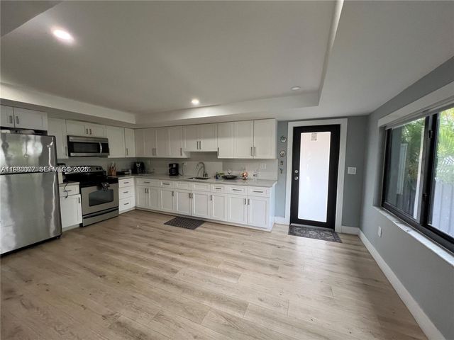 860 NW 18th Pl, Miami, FL 33125