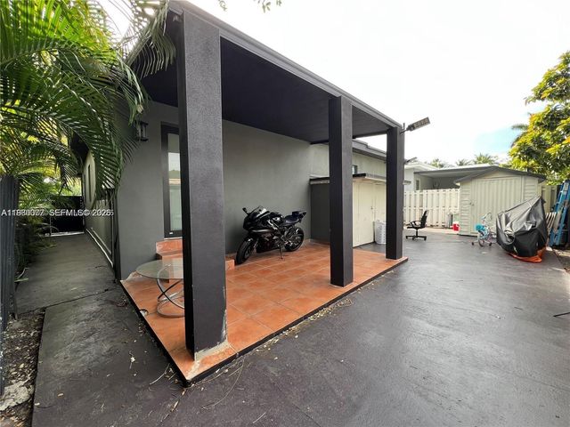 860 NW 18th Pl, Miami, FL 33125