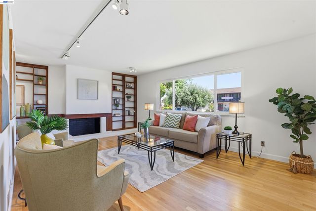 748 Wimbledon Ln, Livermore, CA 94550