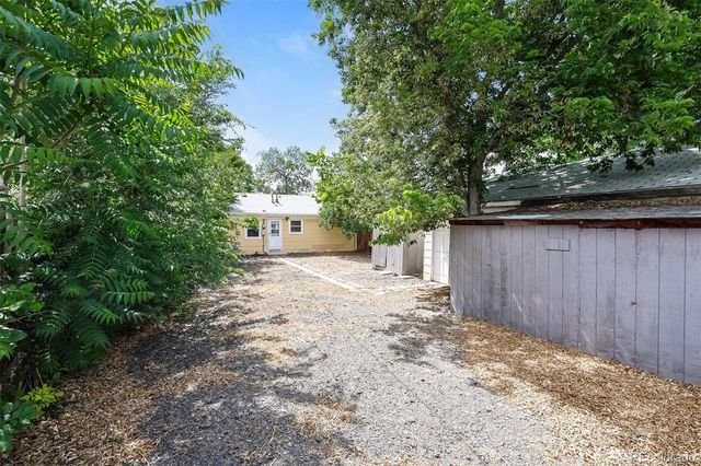 1616 Newark Street, Aurora, CO 80010