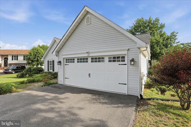 96 PHOENIX LN, Falling Waters, WV 25419