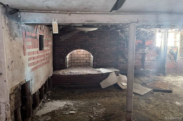 8693 Woodlawn Street, Detroit, MI 48213